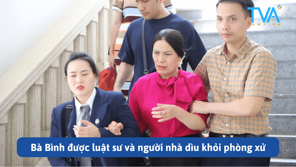 Bà Bình được luật sư và người nhà dìu khỏi phòng xử